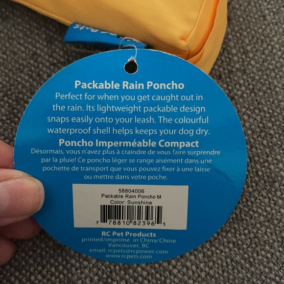 NWT Medium sized packable rain poncho for dogs - Picture 2 of 3